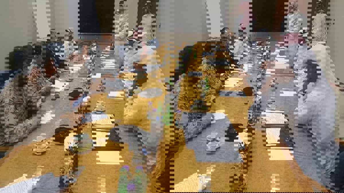 دعمًا للعملة المحلية.. السعودية تقرر تحويل رواتب الموظفين اليمنيين بالريال السعودي للبنك المركزي