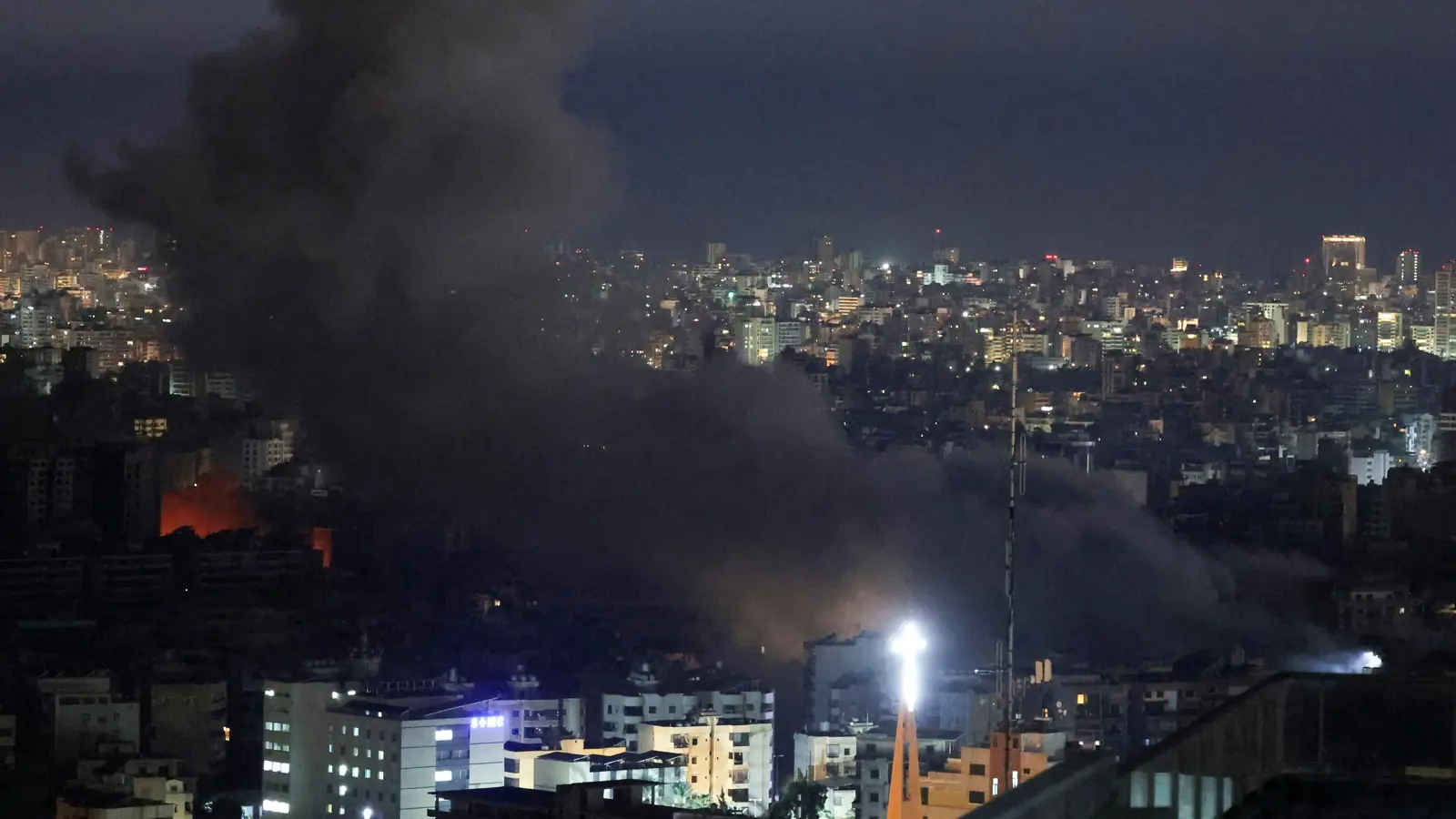 مقتل 3 صحفيين في غارة إسرائيلية على فندق جنوب لبنان (فيديو)