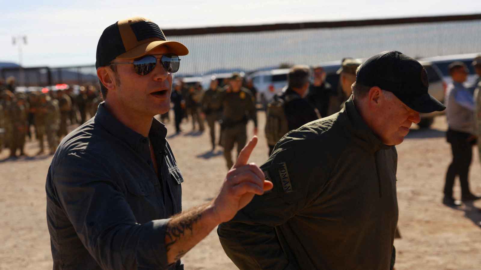 من الحدود مع المكسيك.. وزير الدفاع الأمريكي يتوعّد المهاجرين بـ"الاعتقال"