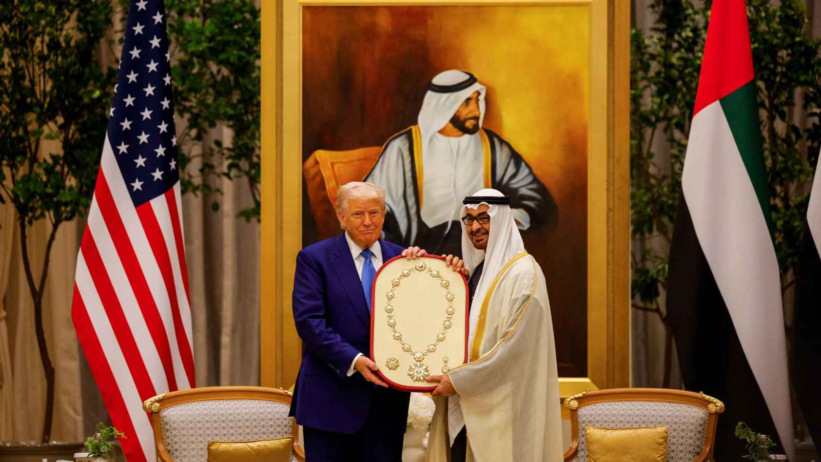 رئيس الإمارات يمنح ترامب "وسام الشيخ زايد" (فيديو وصور)