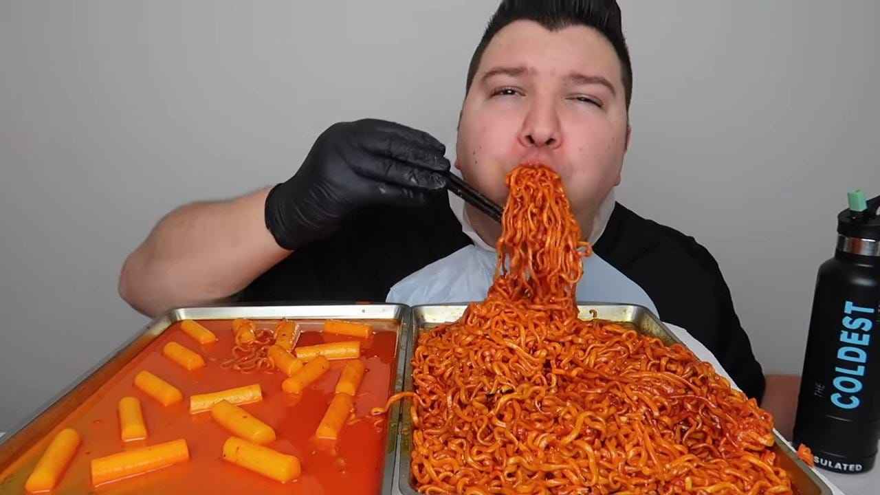 أشهر يوتيوبر يصدم متابعيه بخسارة أكثر من 100 كيلوغرام (فيديو)