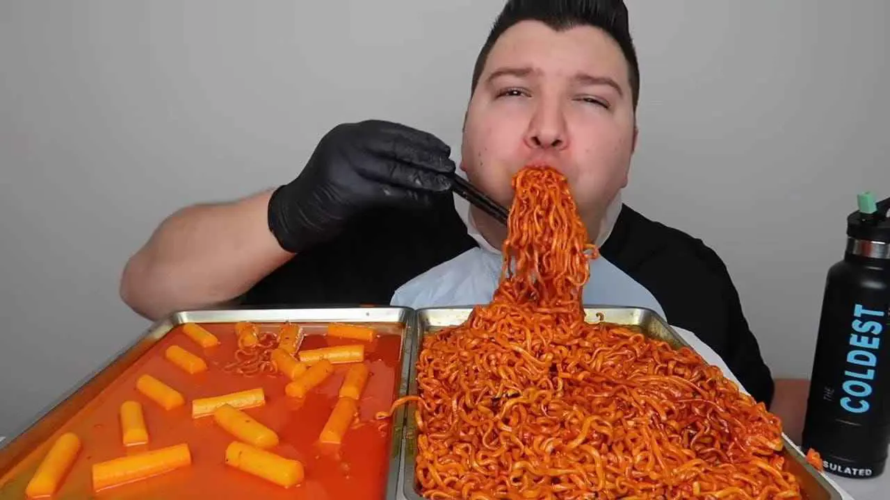 أشهر يوتيوبر يصدم متابعيه بخسارة أكثر من 100 كيلوغرام (فيديو)