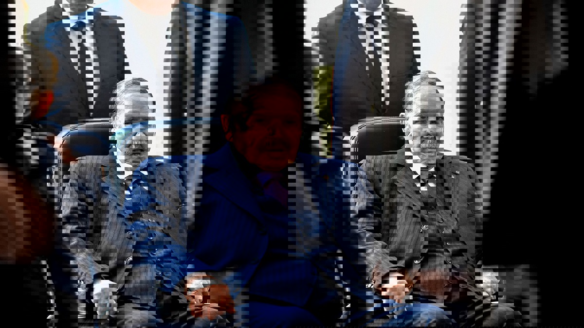 عقب تراجعه عن انتخابات الجزائر.. شخصيات تمسكت وأخرى غادرت مربع "بوتفليقة"