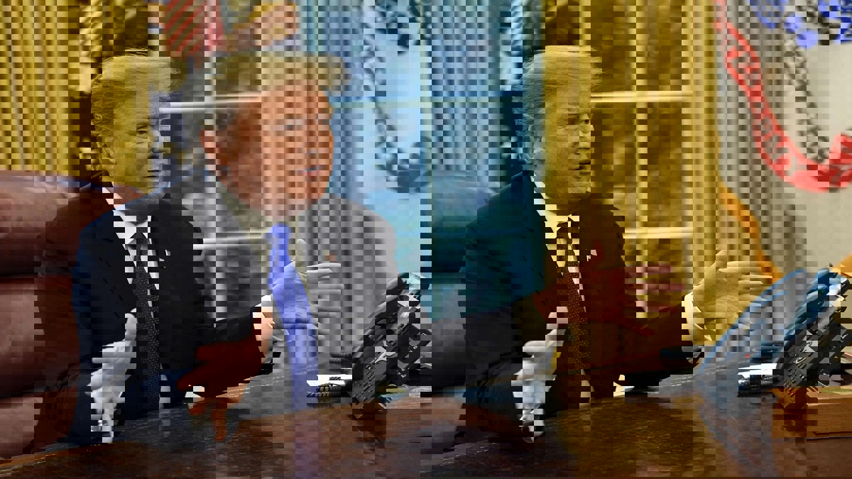 ترامب يتهم معارضيه بمحاولة إخراجه من البيت الأبيض بـ"كلام هراء"