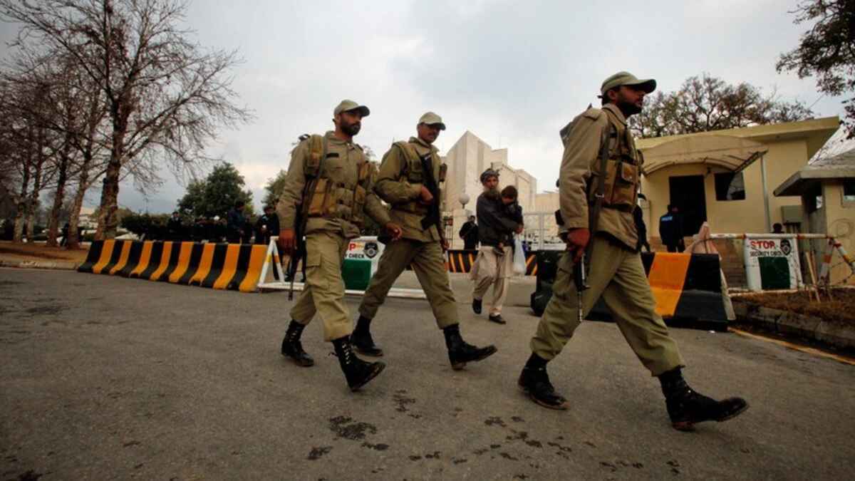 باكستان.. مقتل 12 جنديا في هجوم انتحاري