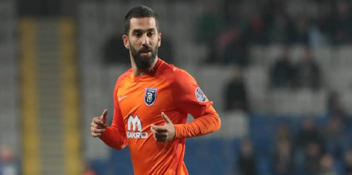 الشرطة التركية تستجوب أردا توران بعد مزاعم الاعتداء على مطرب