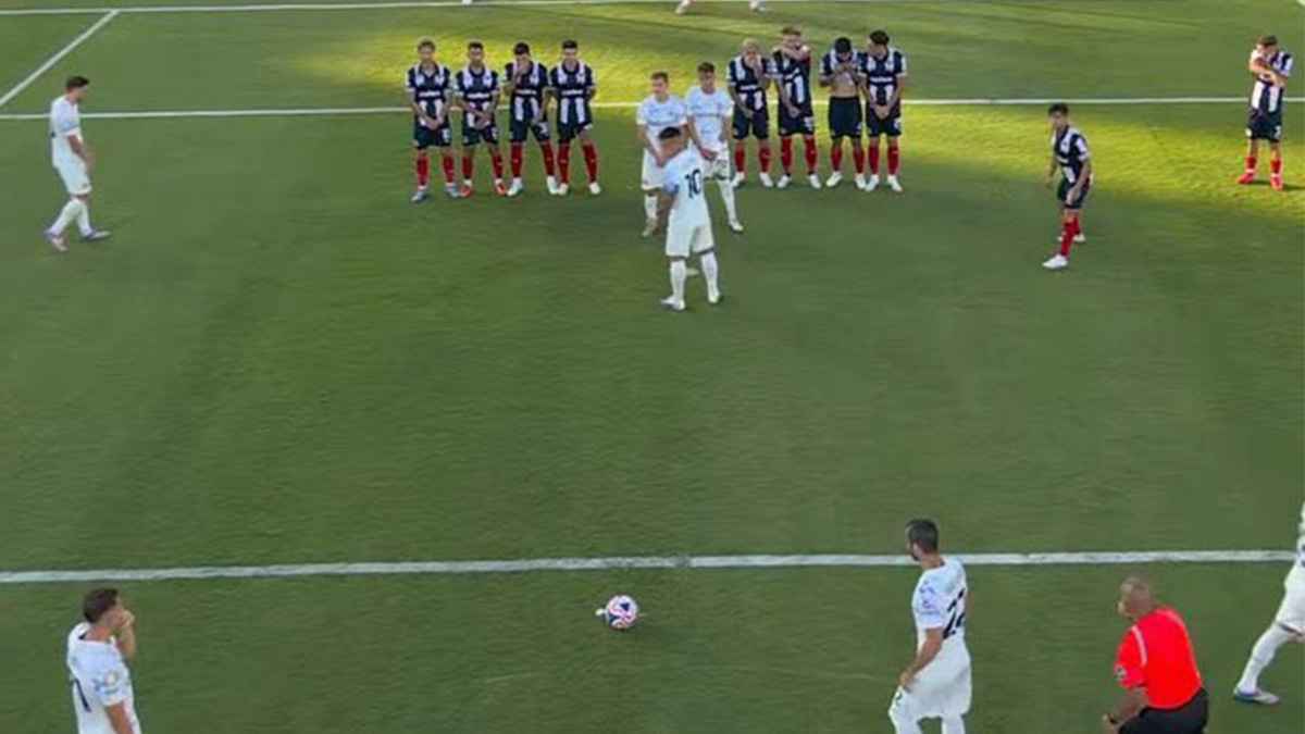 مفتوح من الوسط.. مونتيري يخترع أغرب حائط صد في التاريخ أمام إنتر (صور)