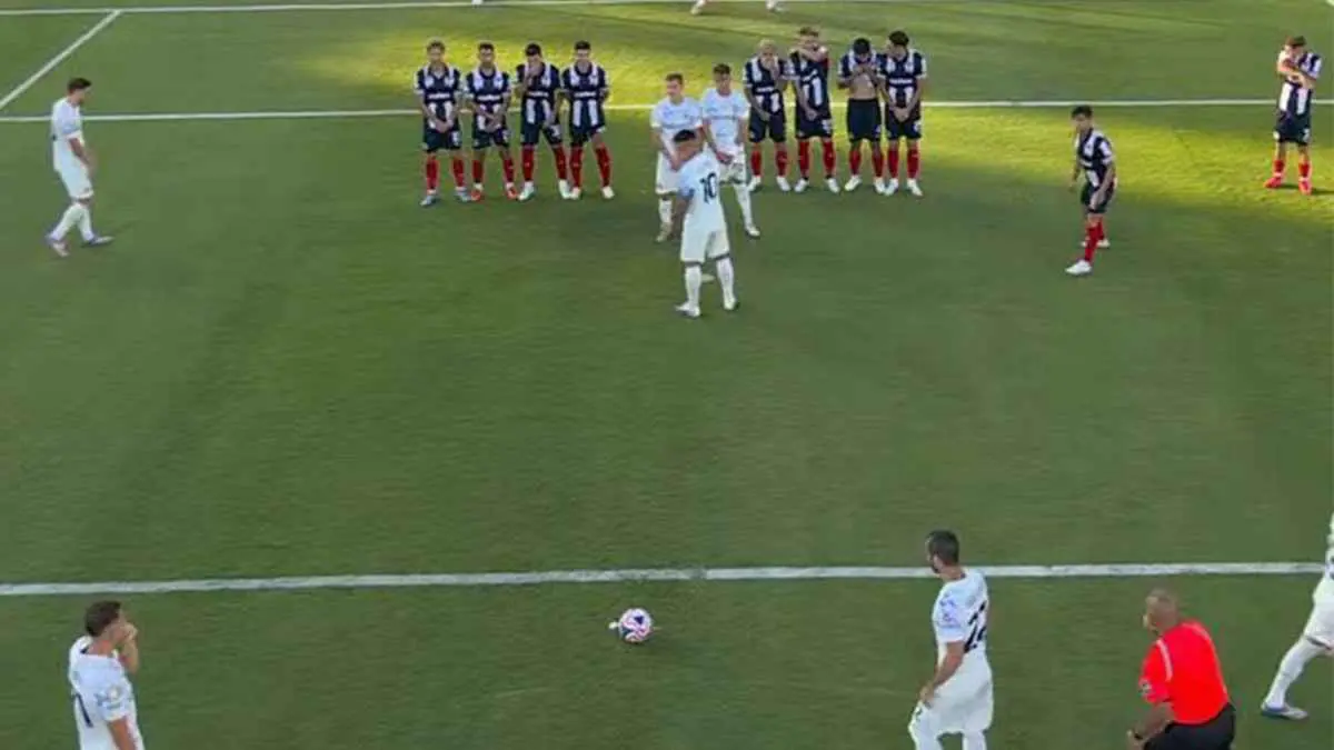 مفتوح من الوسط.. مونتيري يخترع أغرب حائط صد في التاريخ أمام إنتر (صور)