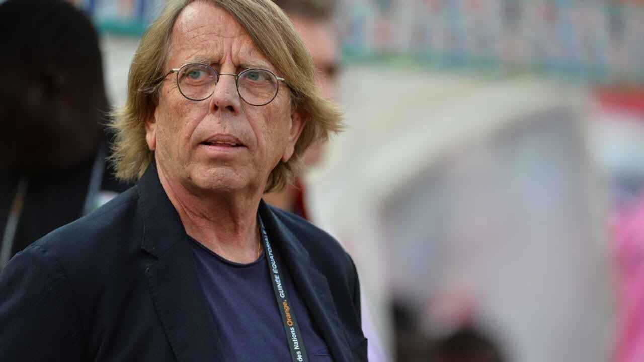 لعبة بين أيدي فيفا.. أسطورة التدريب في إفريقيا يشن هجوما حادا على رئيس "كاف"