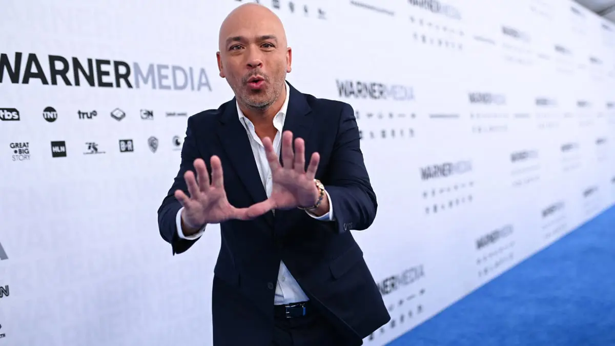 الفكاهي جو كوي يتولى تقديم حفل جوائز "غولدن غلوب"
