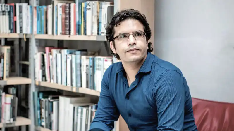 الروائي سعيد خطيبي