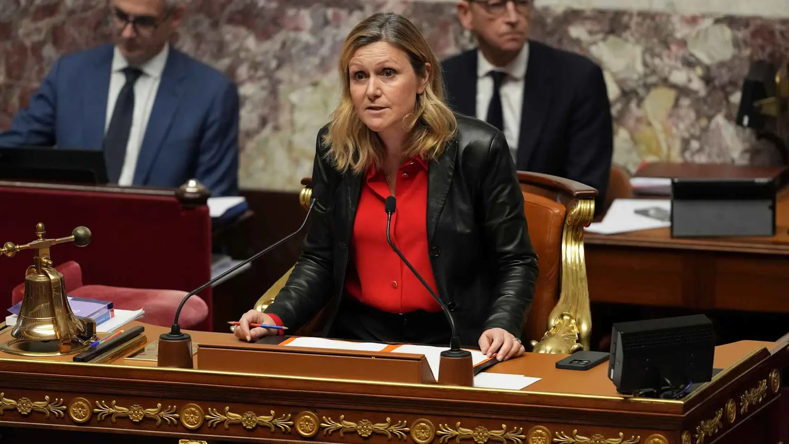 رئيسة البرلمان الفرنسي تكشف عن رحلتها مع سرطان الثدي (فيديو)