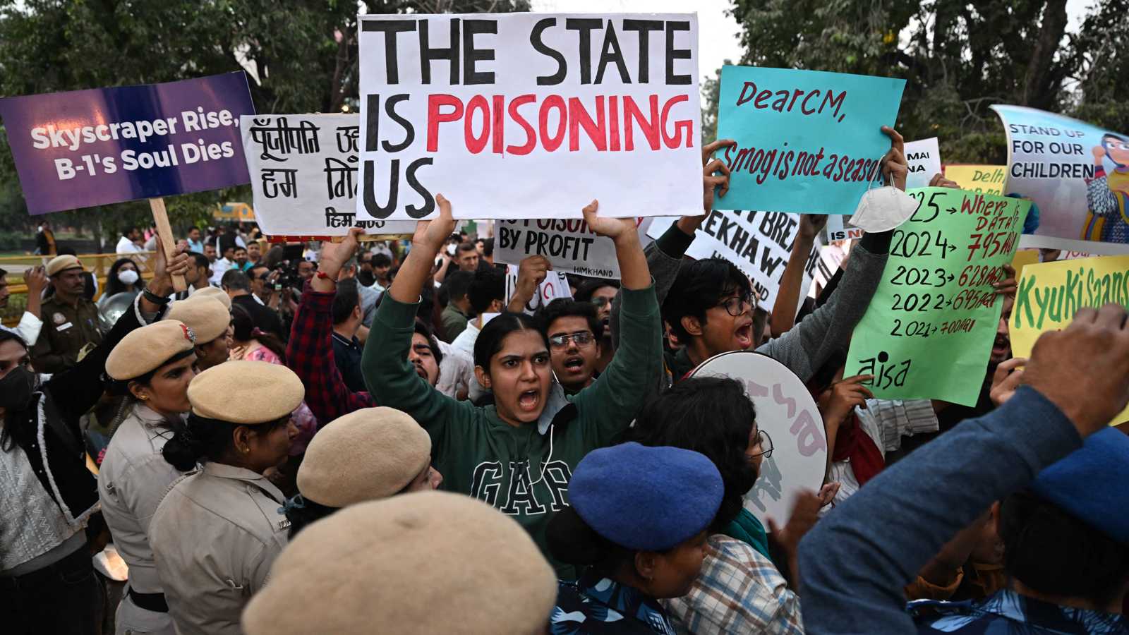 "احتجاجات التلوث" تشعل نيودلهي والشرطة تعتقل العشرات (فيديو)