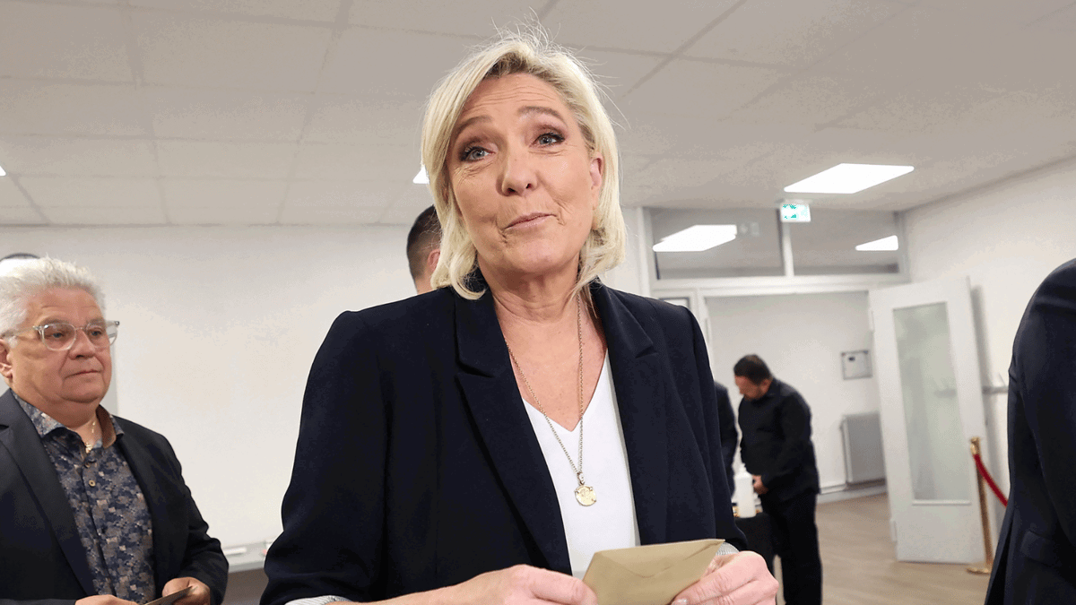 لوبان تتعهد بحكومة وحدة وطنية لإخراج فرنسا من "المأزق"