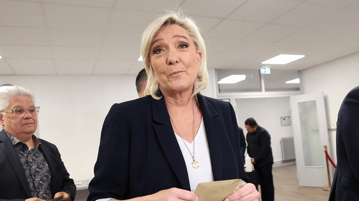 لوبان تتعهد بحكومة وحدة وطنية لإخراج فرنسا من "المأزق"