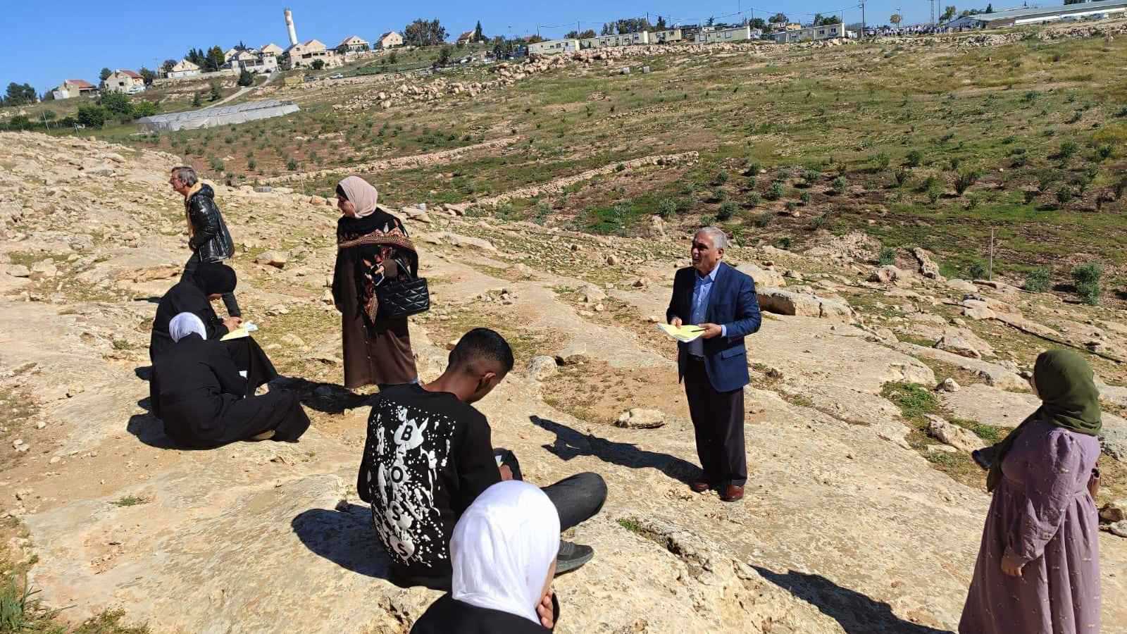 طلبة ثانوية عامة في فلسطين يؤدون امتحاناتهم بالجبال (فيديو إرم)