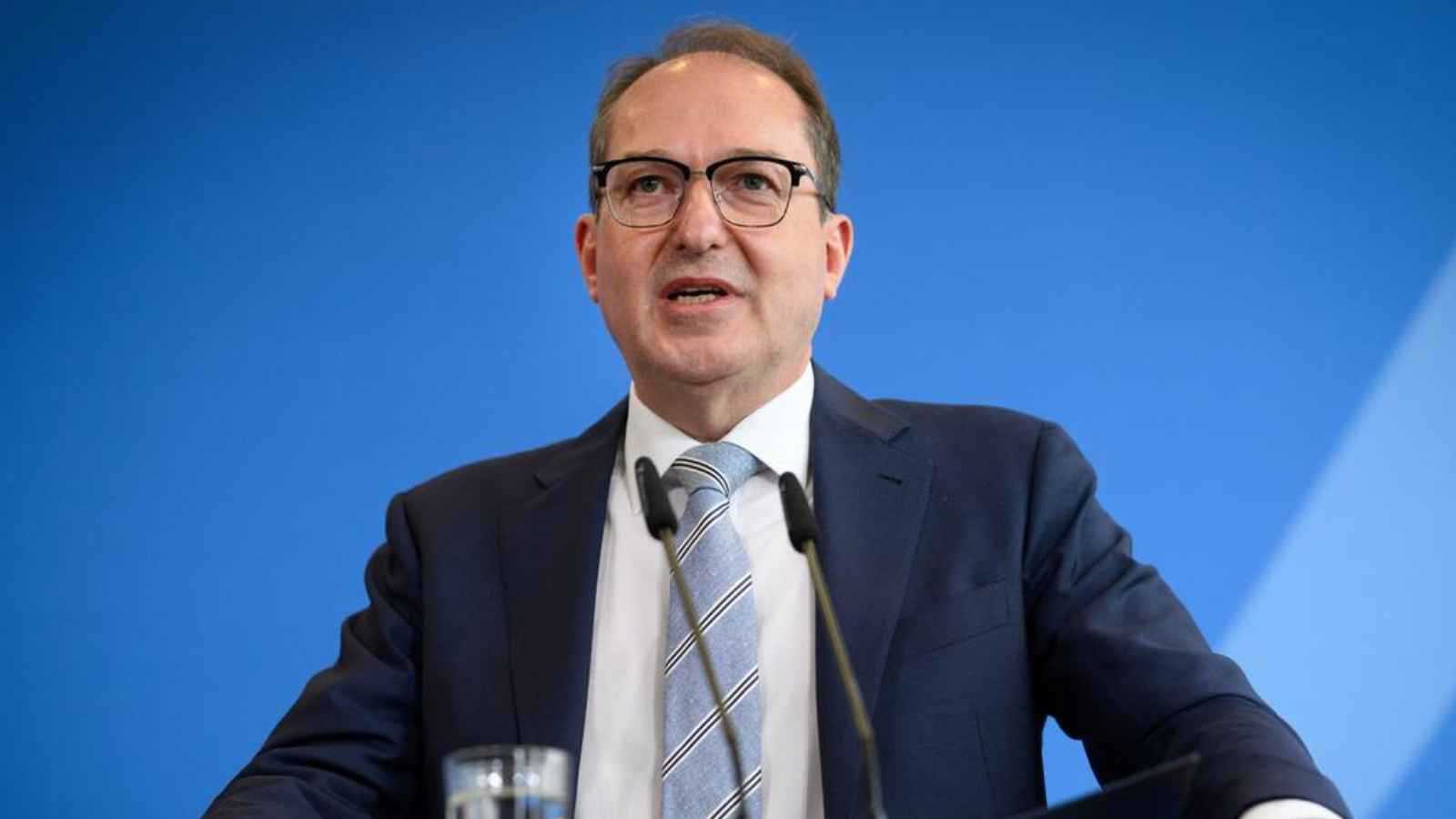 وزير الداخلية الألماني: حزب "البديل" أصبح صوت بوتين في ألمانيا