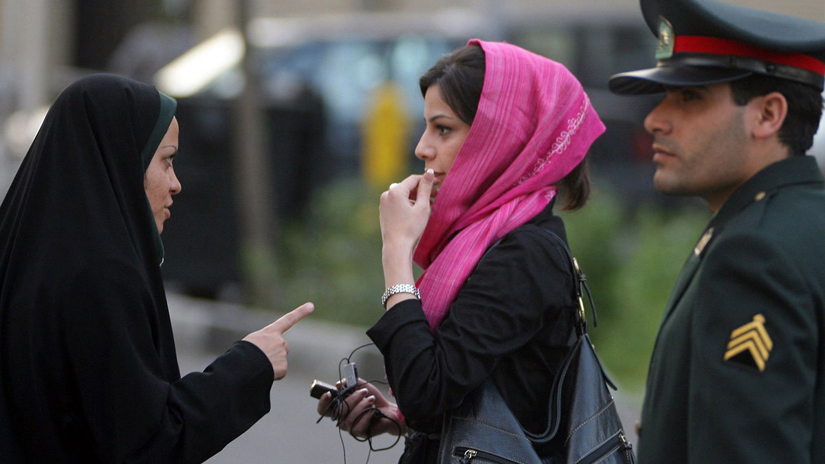 إيران تلاحق النساء داخل السيارات لفرض "الأمن الأخلاقي"