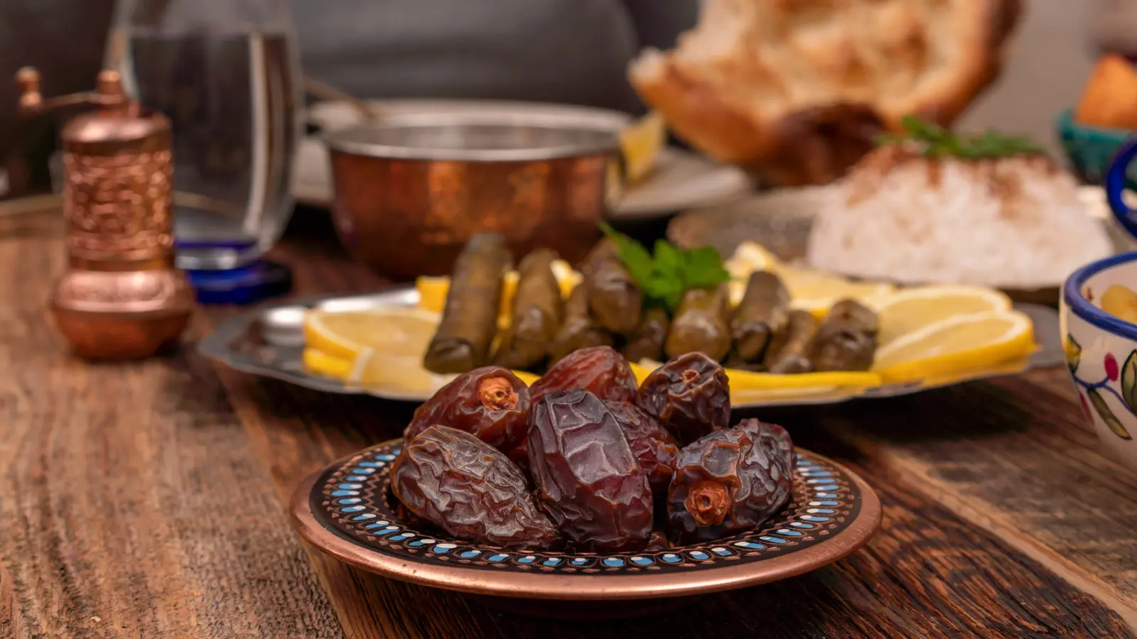 فاتورة "إفطار باريسي" لجزائرية تثير موجة من الجدل