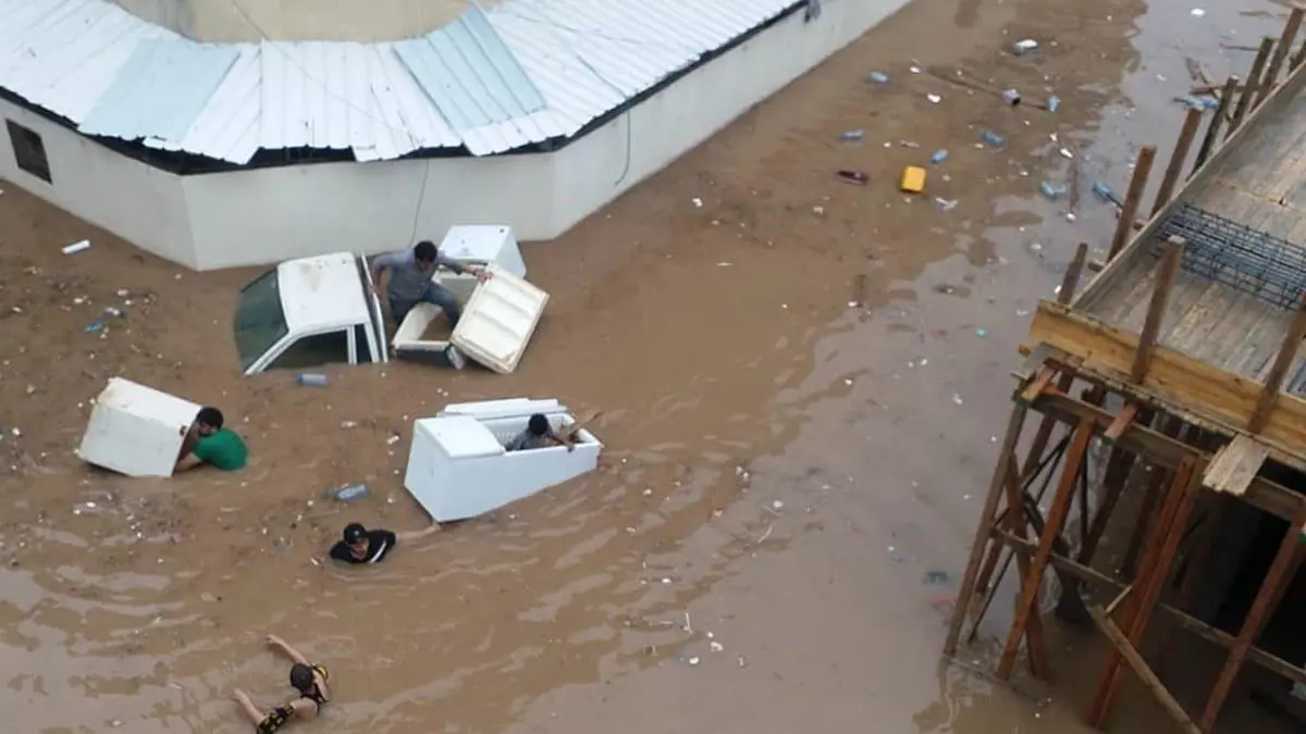 اليمن.. سيول هادرة تغرق الشوارع وتحاصر المناطق السكنية في عدن (فيديو)