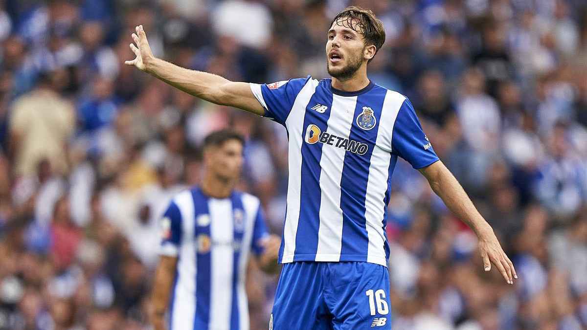 برشلونة يجني الأموال.. مانشستر سيتي يتعاقد مع "منقذ" خط الوسط