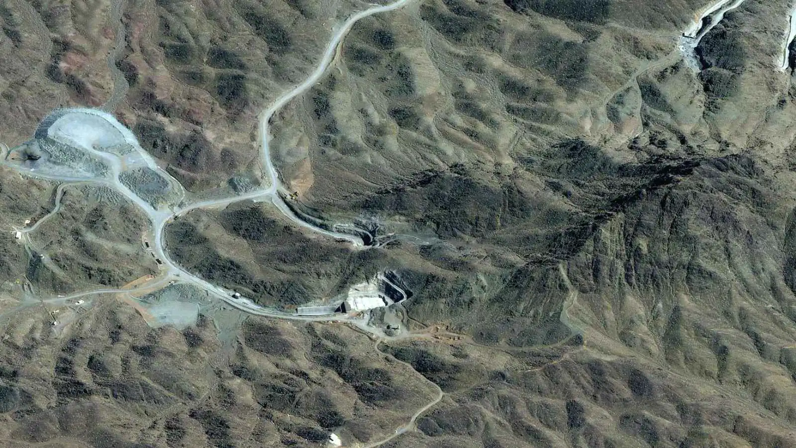 صور فضائية تكشف ما تفعله إيران حول منشأة أصفهان النووية