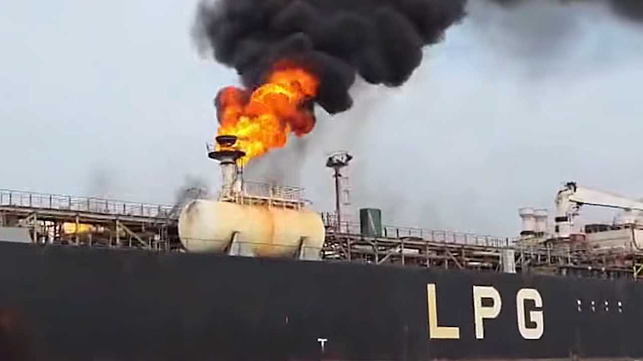 باكستان تكشف تفاصيل هجوم ميناء "رأس عيسى" النفطي غربي اليمن