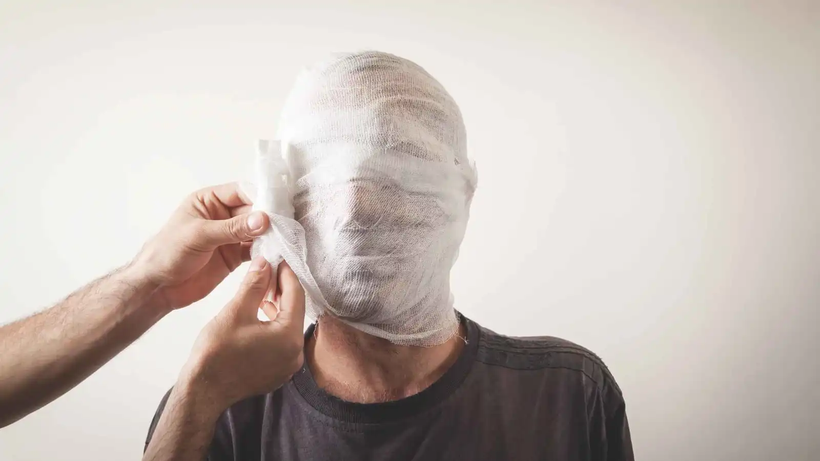 4 عمليات تجميل تحوّل مجرماً لشخص آخر.. والشرطة تكشفه (فيديو)