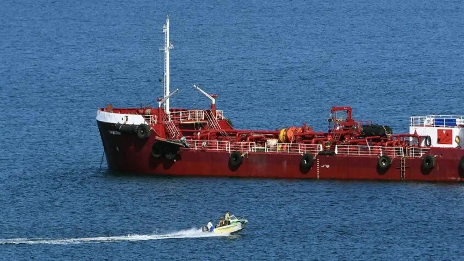 يشتبه بانتمائها إلى "أسطول الظل".. فرنسا تعترض ناقلة نفط في المتوسط