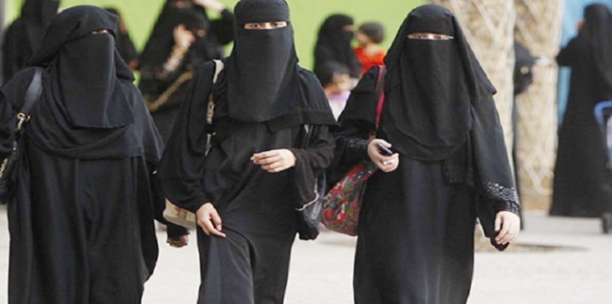 خيرية.. أول سيدة تهبط بمظلة في عسير السعودية (صورة)