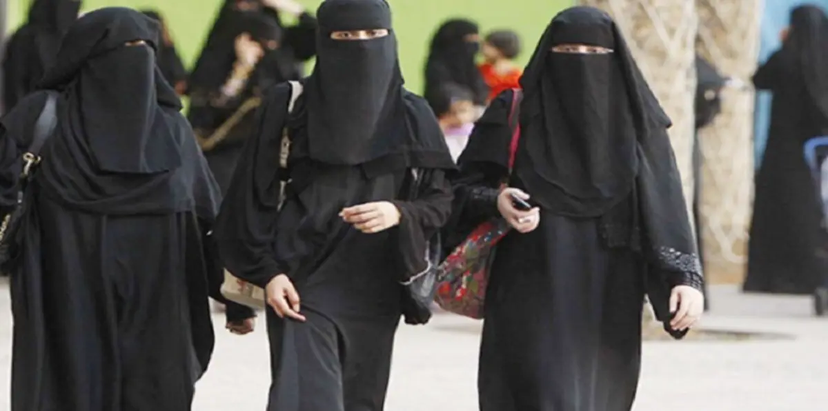 خيرية.. أول سيدة تهبط بمظلة في عسير السعودية (صورة)