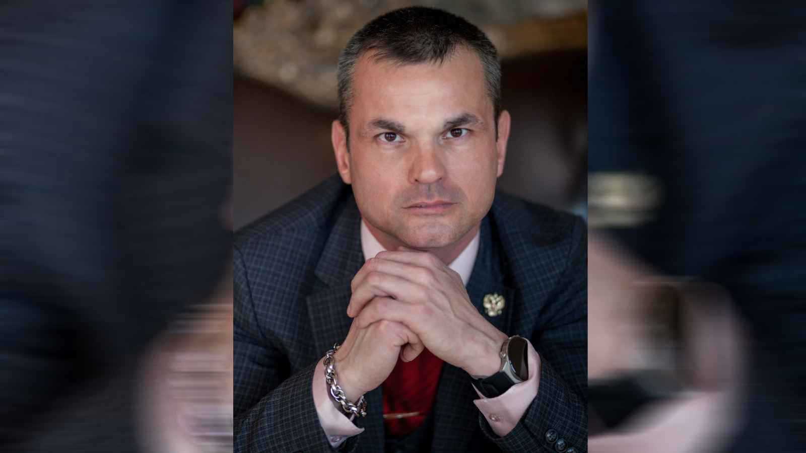 خبير روسي يكتب لـ"إرم نيوز": "مهندس الحروب" يدفع واشنطن إلى مواجهة عالمية