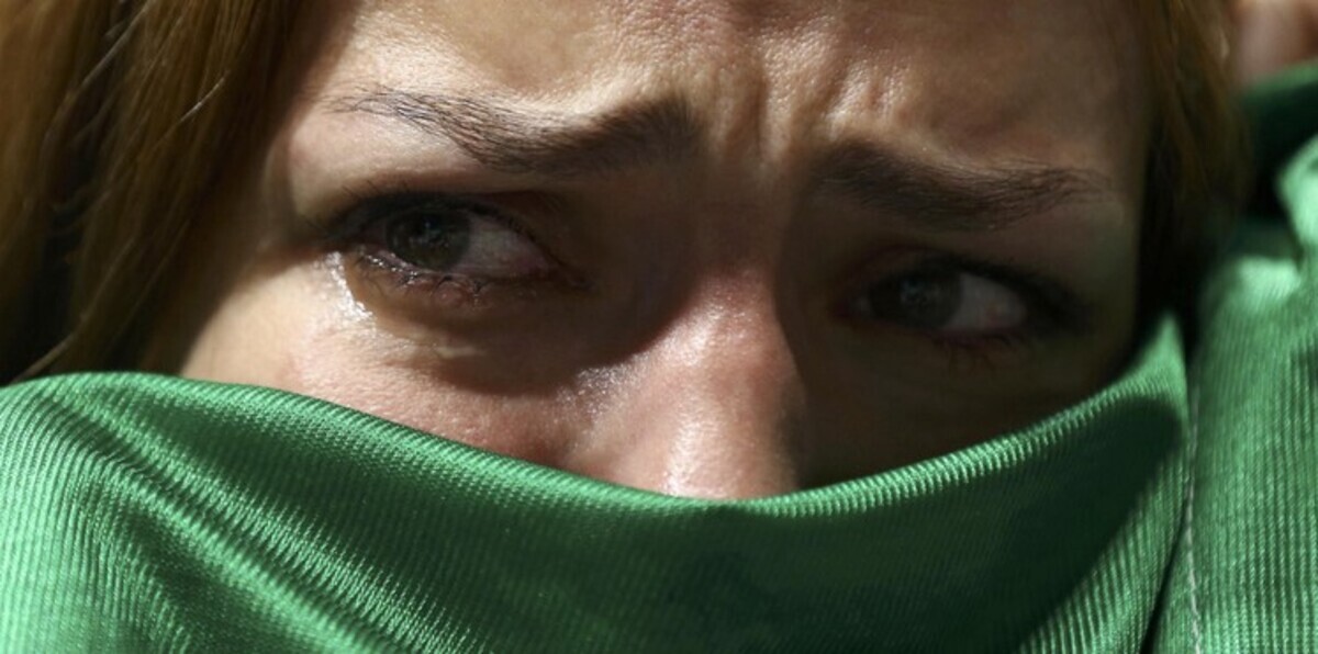 حسناء إيرانية تستغرق في البكاء بعد خسارة بطل بلادها (صور)