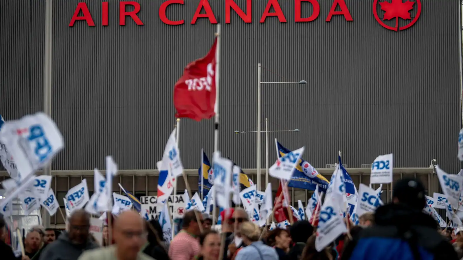 كندا: إضراب المضيفين الجويين في أكبر شركة طيران "غير قانوني"