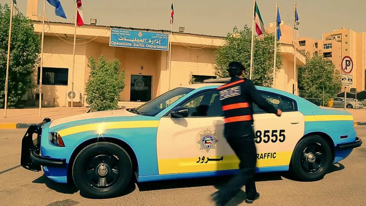 مصريون بالكويت يعتدون على ضابط ويضربونه بسبب مخالفة مرورية