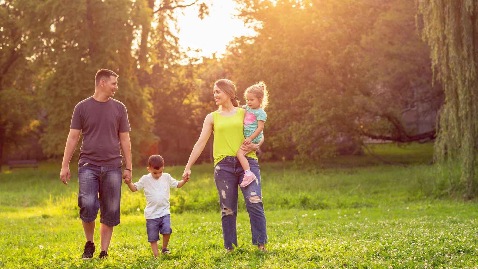 "التربية باللطف".. كيف تنشئ جيلاً متعاطفاً في عالم قاسٍ؟