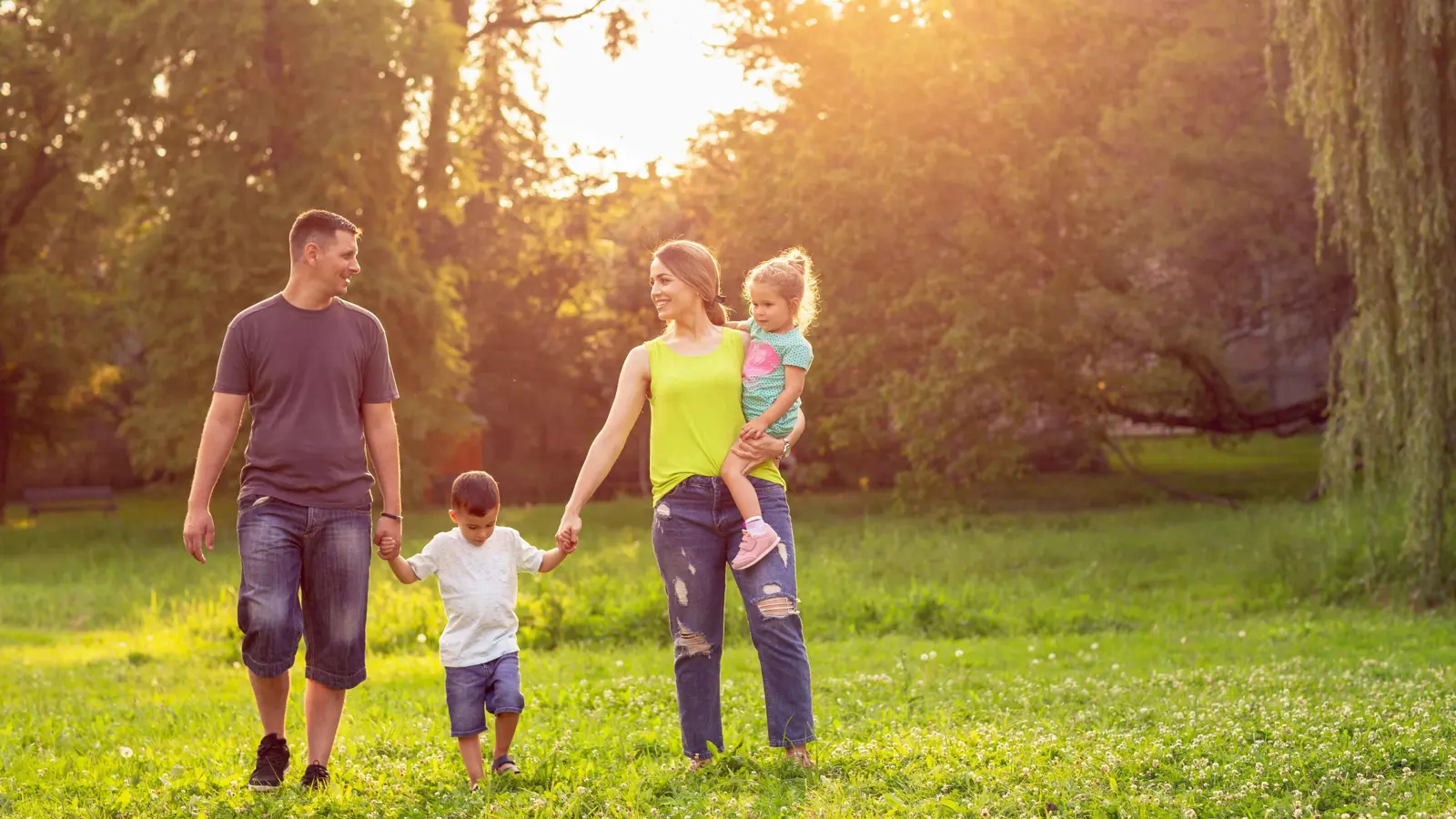 "التربية باللطف".. كيف تنشئ جيلاً متعاطفاً في عالم قاسٍ؟