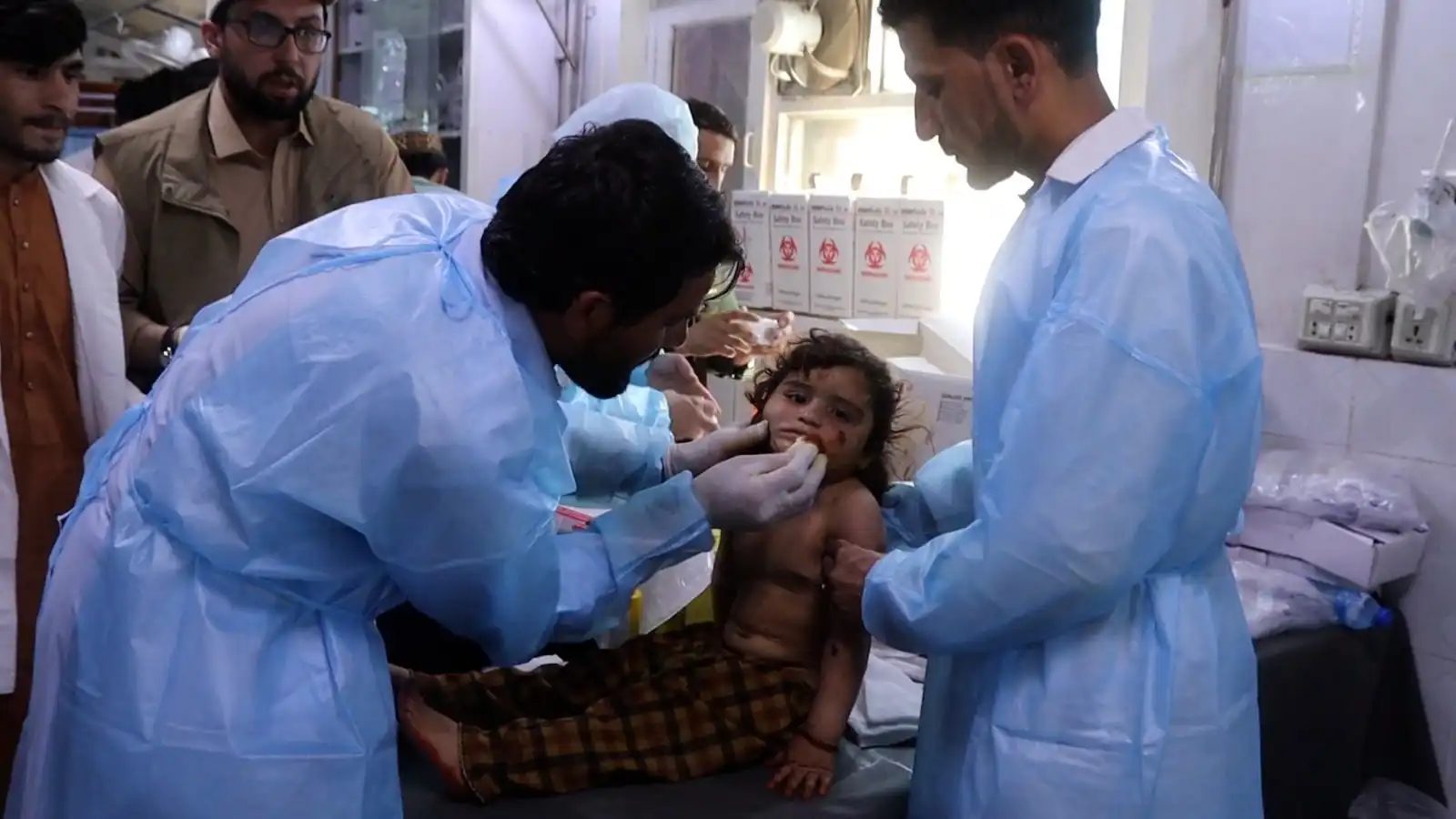 طفلة مصابة جراء الغارات 