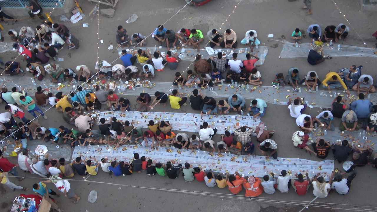 موائد رمضان الجماعية.. أجواء الألفة تغيث فقراء اليمن (صور)