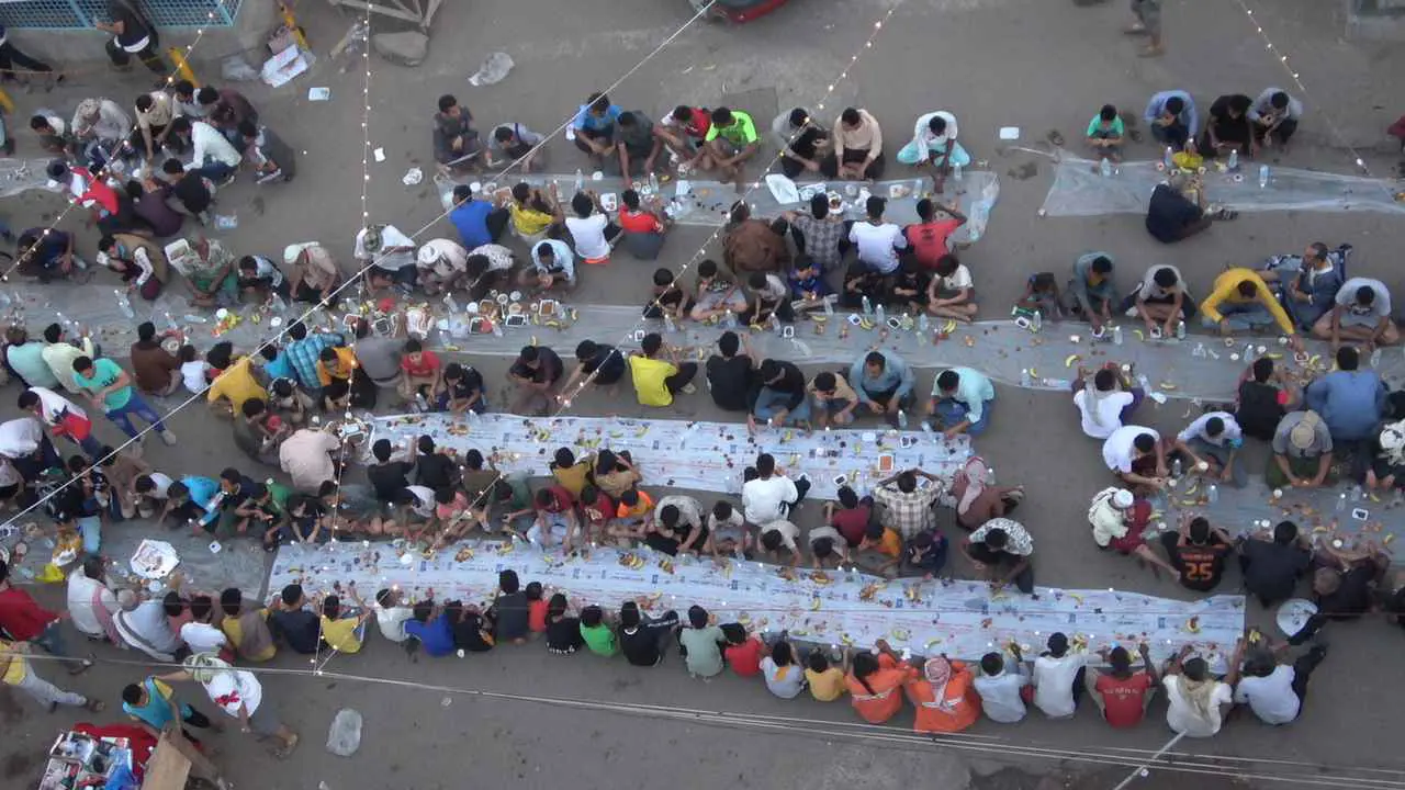 موائد رمضان الجماعية.. أجواء الألفة تغيث فقراء اليمن (صور)