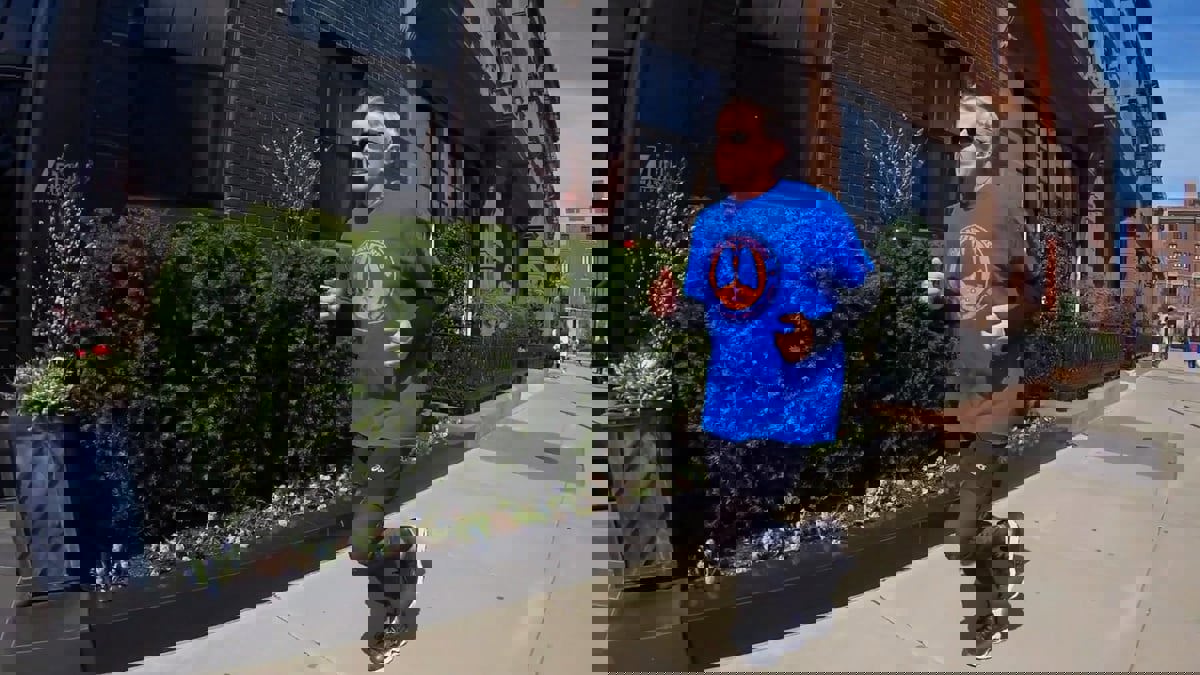 مسن يكتسب شهرة واسعة بسبب مرضه المزمن