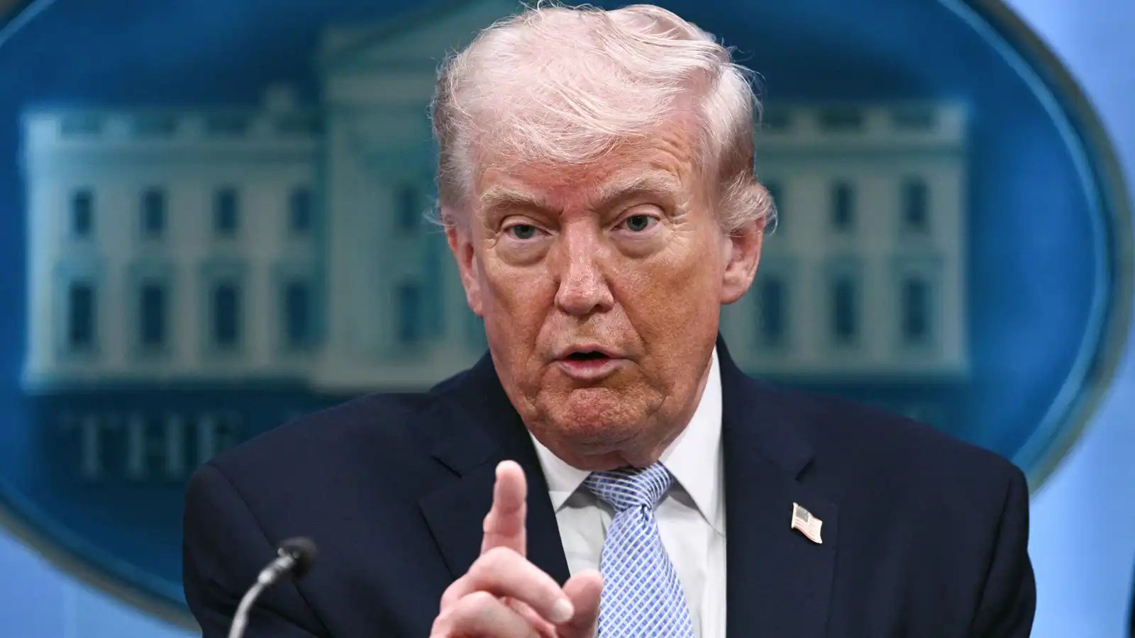 ترامب يهدد إيران بهجوم "لم يروا له مثيلا" حال انتهاء المهلة