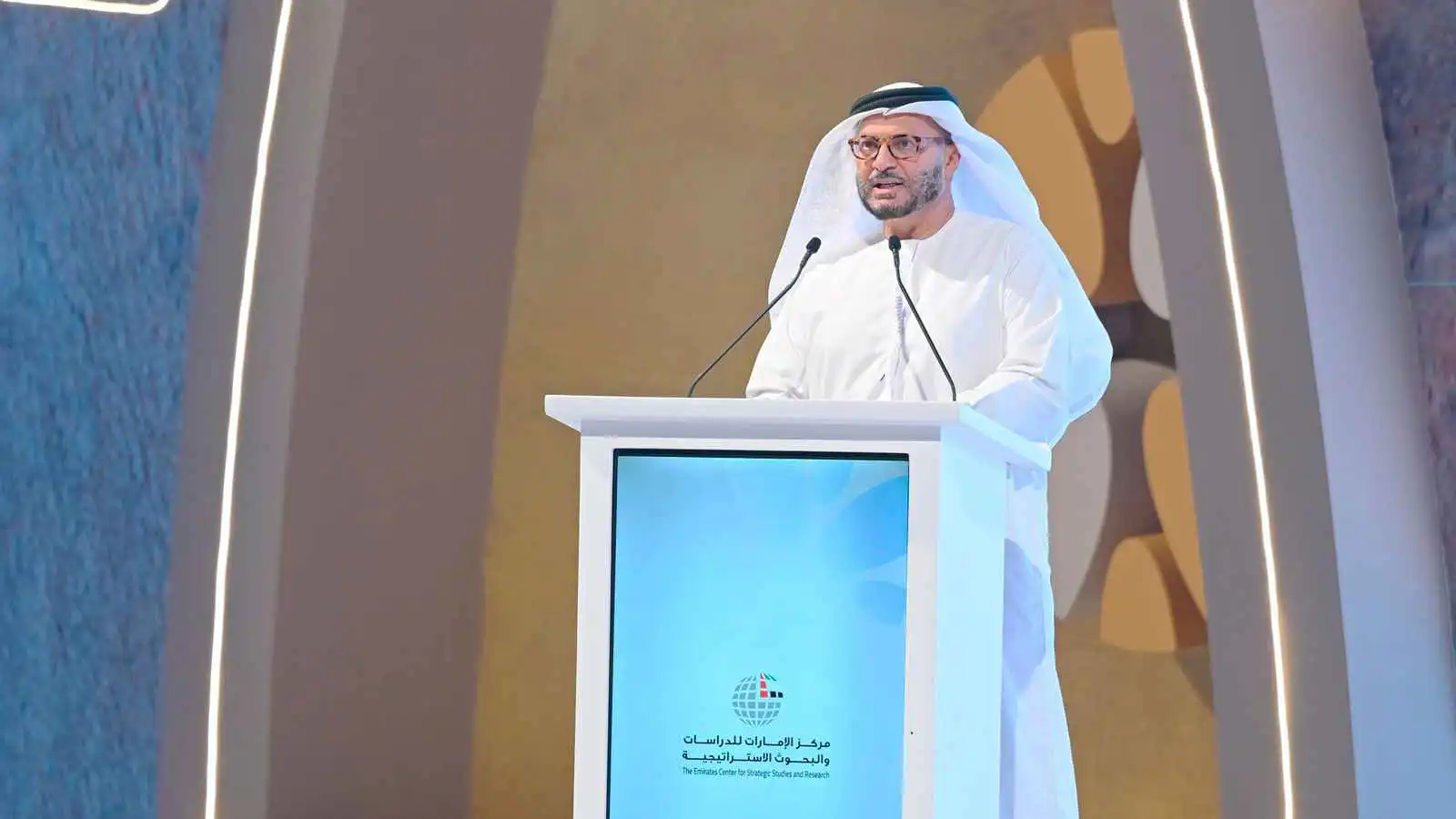 قرقاش: الإمارات قد تنضم للجهود الدولية لضمان أمن مضيق هرمز