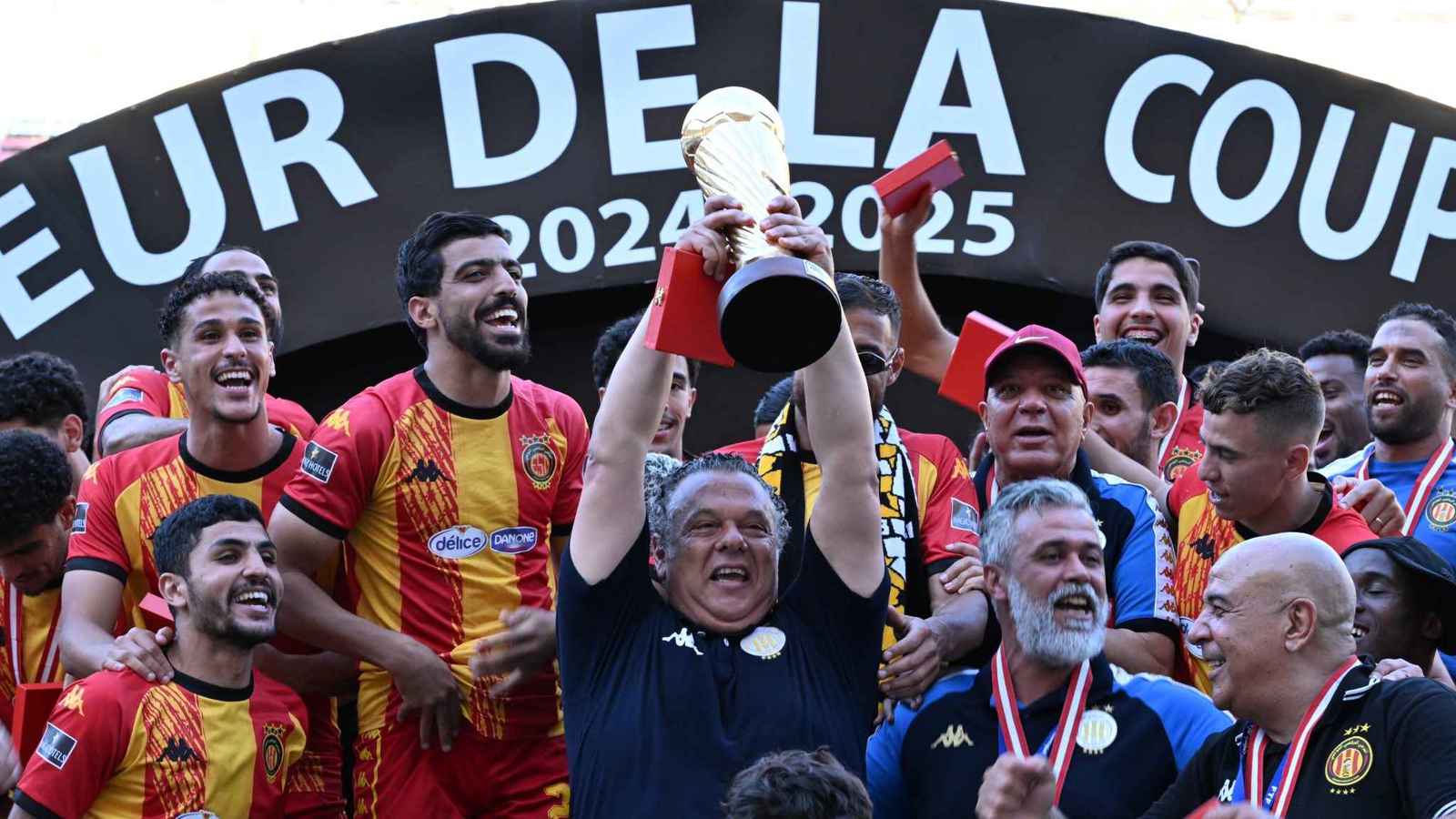 رئيس الملعب التونسي يكشف سبب الاشتباك مع مدرب الترجي في نهائي الكأس