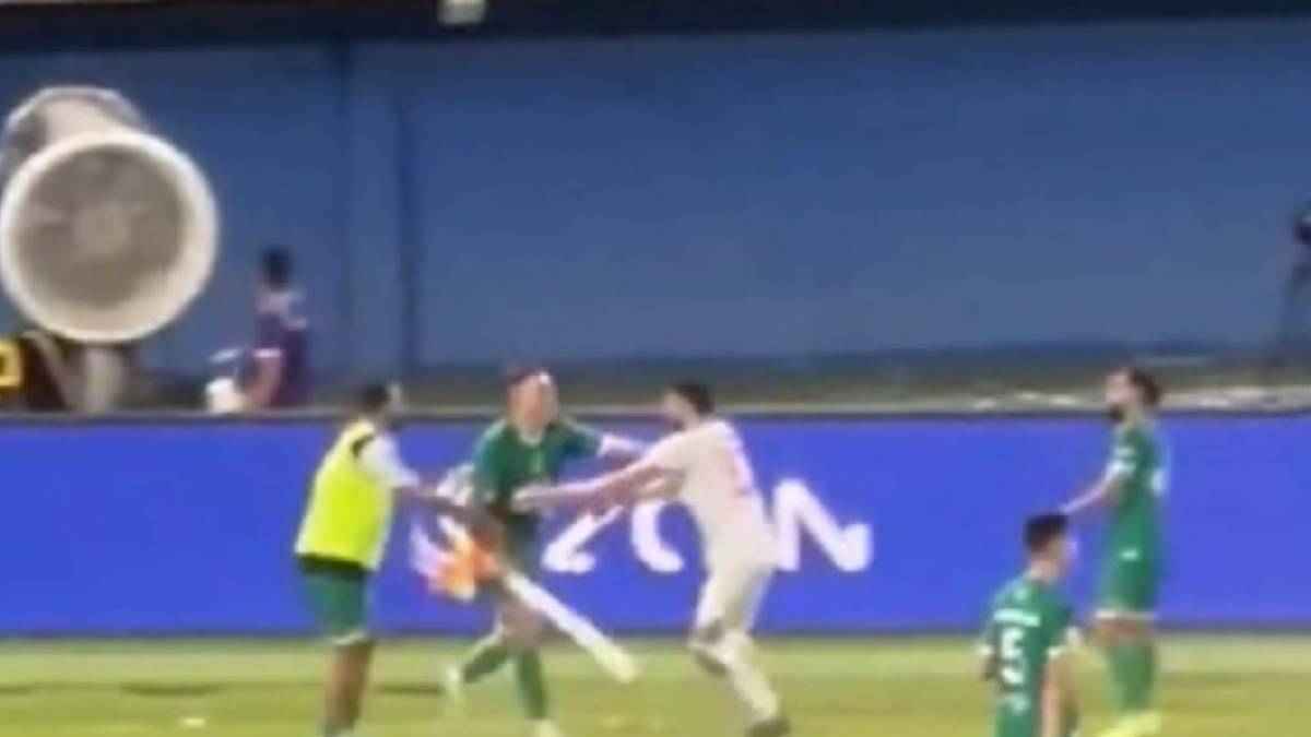 أحداث كارثية بالدوري الكويتي.. مباراة العربي والكويت تتحول لحلبة ملاكمة (فيديو)