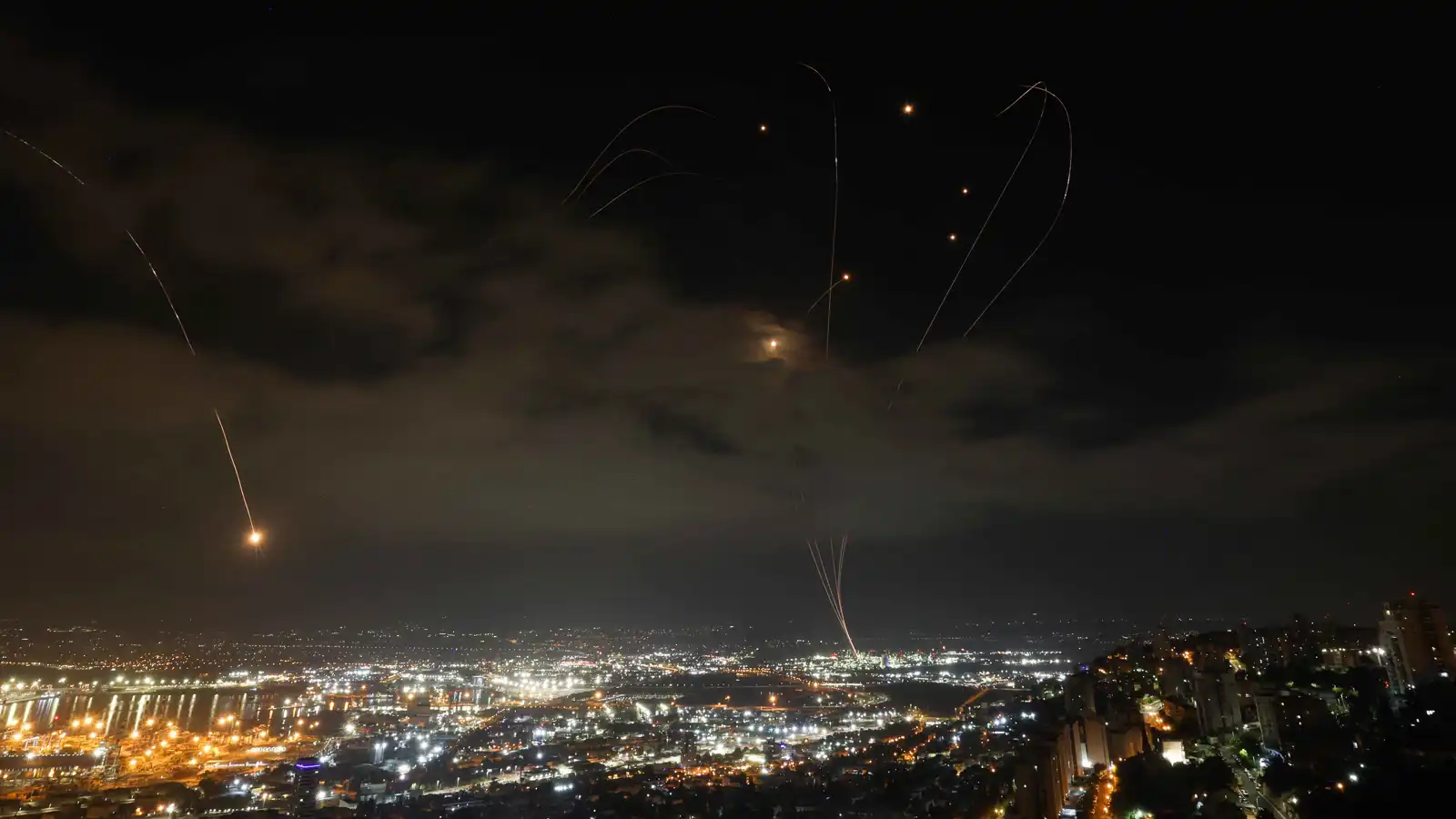 "حزب الله" يقصف موقع المطلة العسكري وقاعدة حيفا البحرية في إسرائيل