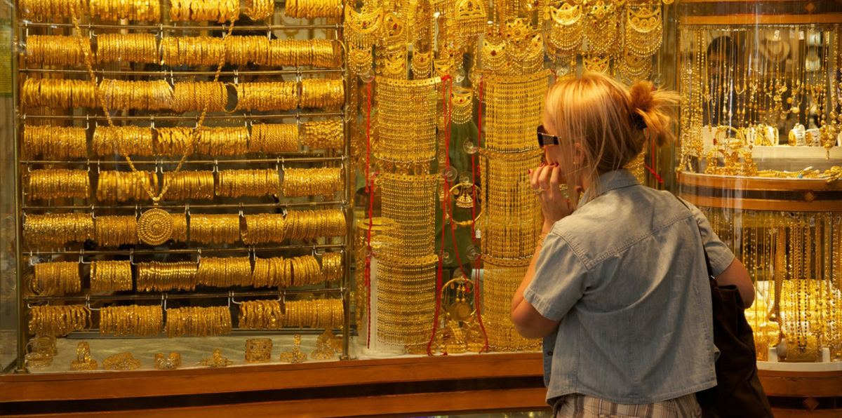 الذهب ينخفض لكنه يظل مدعومًا بفعل مخاوف حرب تجارية