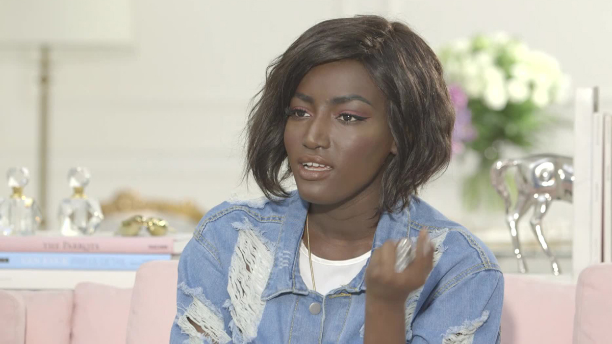 المودل السعودية عبير سندر تعلن خطوبتها على مدرب فنون قتالية أجنبي 