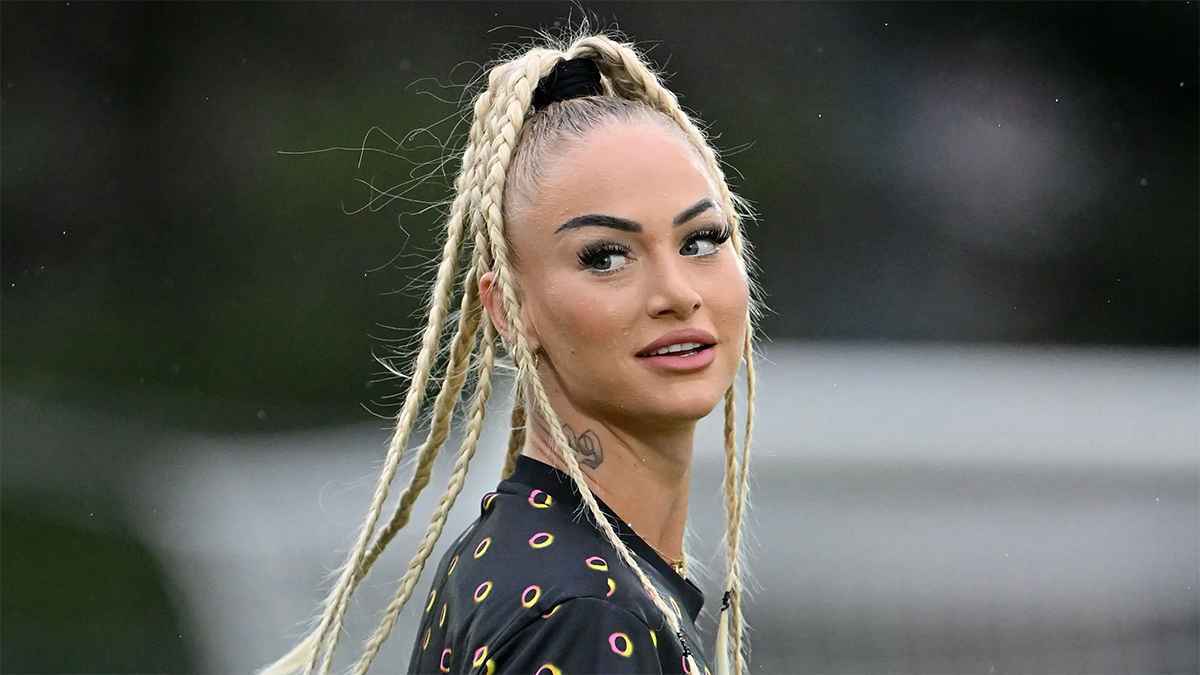 "رد جريء يشعل الجدل".. هل ارتبطت أجمل لاعبة في العالم بنجم مانشستر سيتي؟ (صور)