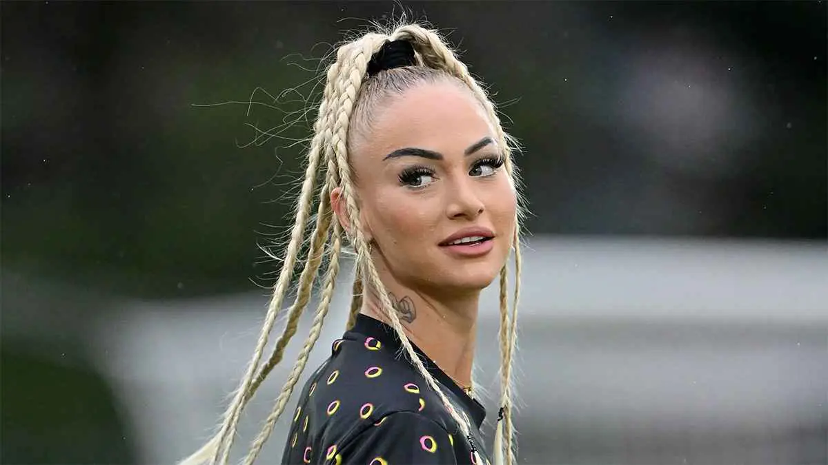 "رد جريء يشعل الجدل".. هل ارتبطت أجمل لاعبة في العالم بنجم مانشستر سيتي؟ (صور)